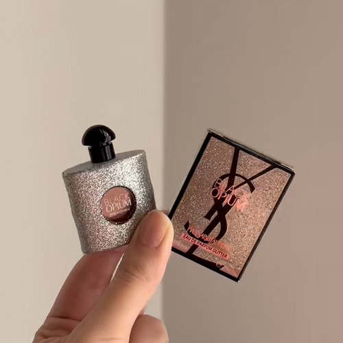 Különleges kiszerelések Yves Saint Laurent Black Opium